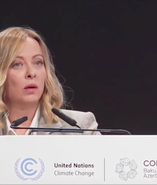 Il Presidente del Consiglio Giorgia Meloni durante il suo intervento alla sessione plenaria della COP29 sui cambiamenti climatici a Baku