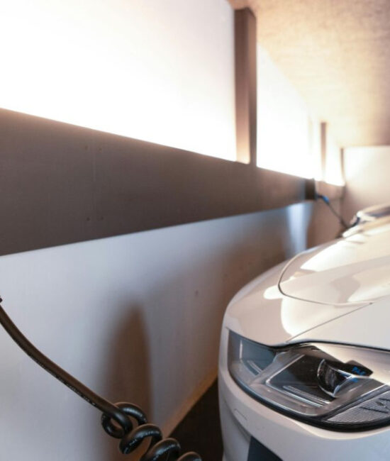 Auto elettriche in ricarica in una città europea nel 2025