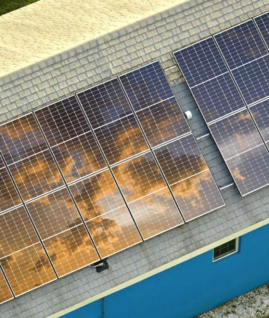 Pannelli solari sui tetti degli edifici in Europa per la transizione energetica