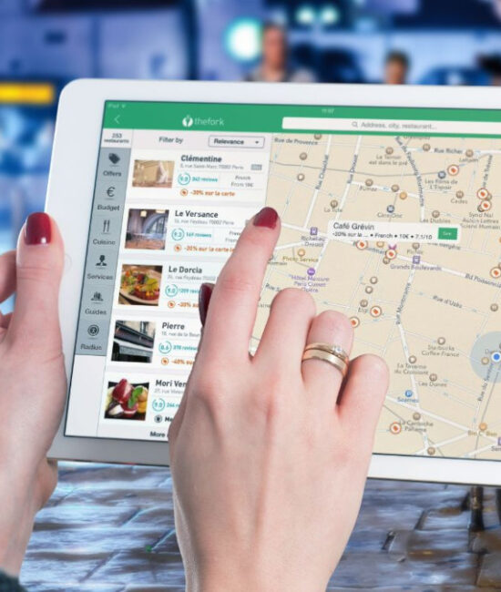 Mappa urbana digitale che rappresenta l’impatto dell’intelligenza artificiale sui flussi di mobilità cittadina