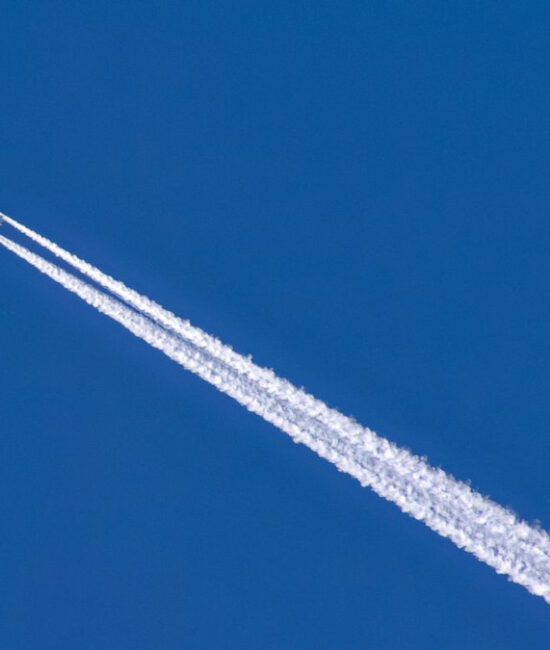 Scie di condensazione lasciate da aerei nel cielo invernale, responsabili di una parte rilevante del riscaldamento globale secondo uno studio T&E