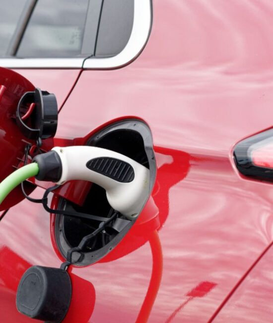 Auto elettrica collegata a una colonnina di ricarica pubblica in Italia nel 2025