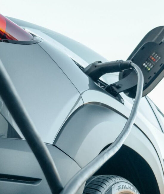 Produzione industriale di batterie agli ioni di litio in una fabbrica, settore in crescita secondo il report IEA 2025