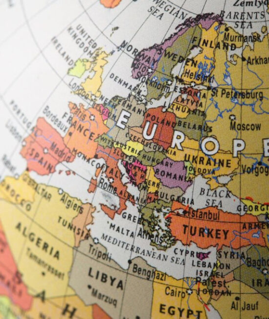Rappresentazione delle catene di approvvigionamento globali con l’Europa al centro tra Usa e Cina