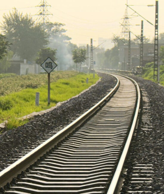 Treno elettrico europeo su linea ferroviaria, simbolo della transizione ecologica nei trasporti