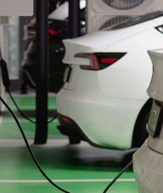 Parcheggio con flotte di auto elettriche aziendali collegate a colonnine di ricarica