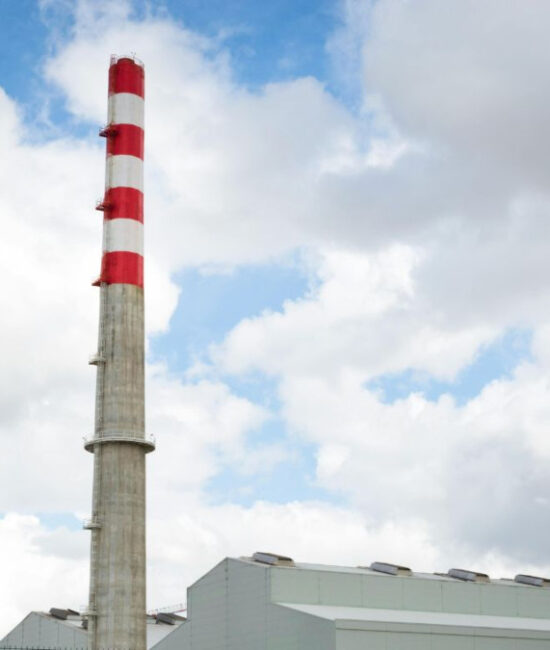 Industria pesante europea con impianti siderurgici e ciminiere, simbolo della trasformazione verso la decarbonizzazione
