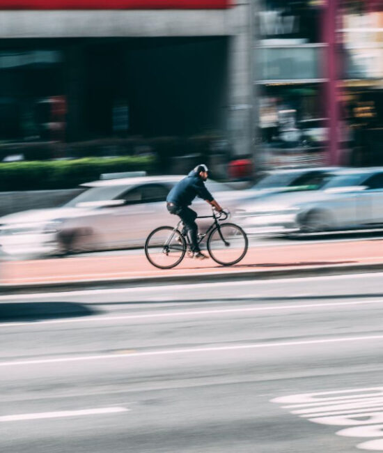 Pendolari in città traffico urbano sullo sfondo