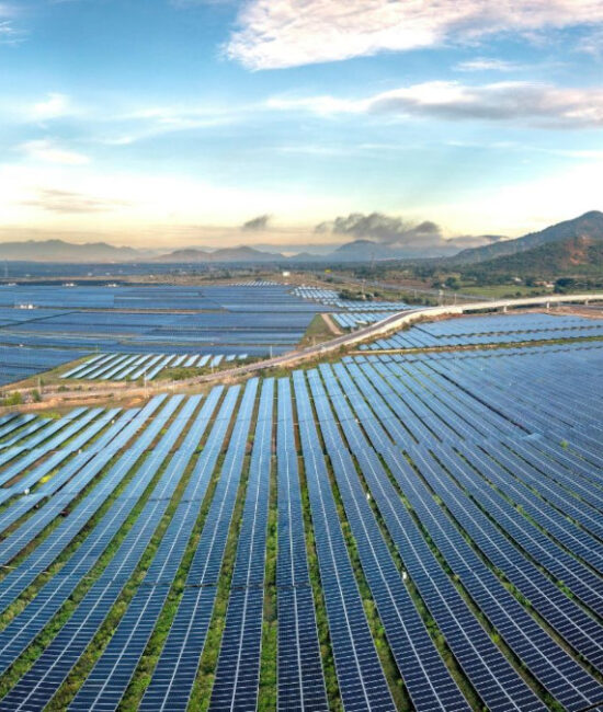Pannelli fotovoltaici e sistemi di accumulo a batterie in un impianto italiano