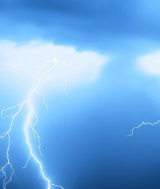 Immagine di temporali intensi analizzati con intelligenza artificiale per prevedere i fulmini 