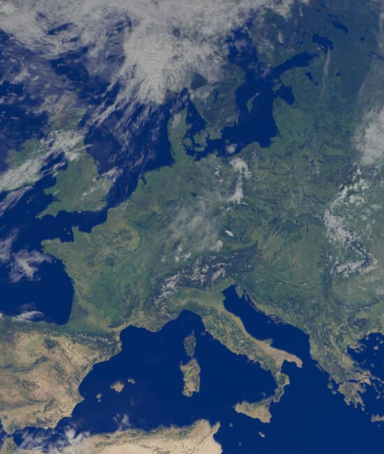 Immagine satellitare dell’Europa che mostra neve, vulcani e cambiamenti del territorio