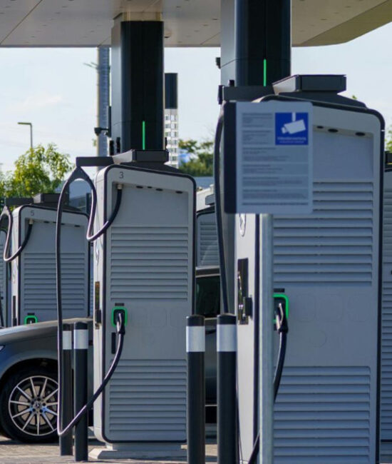 Stazione di ricarica per auto elettriche con segnaletica stradale chiara