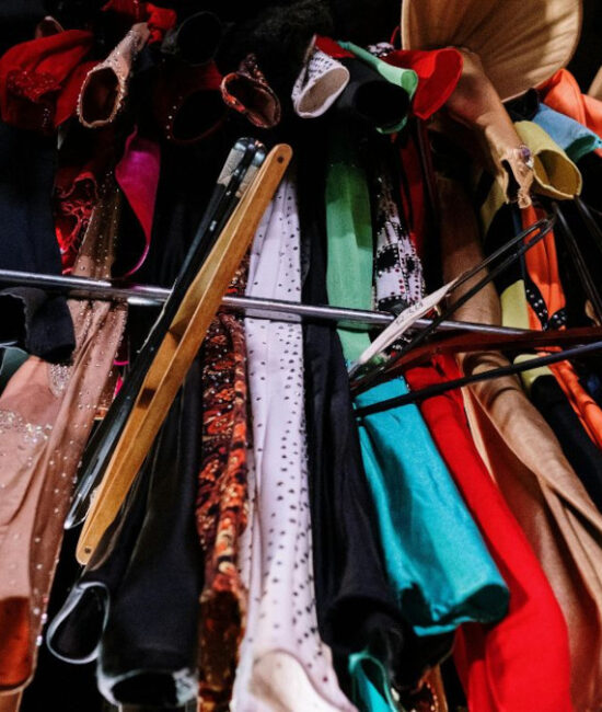 Abiti e scarpe invenduti accatastati, simbolo dello spreco nel settore moda