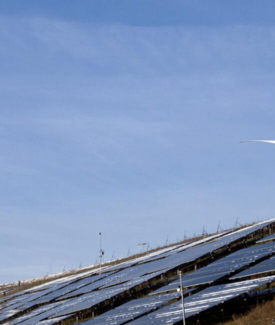 Impianti industriali e pale eoliche in Europa, simbolo delle sfide della transizione energetica