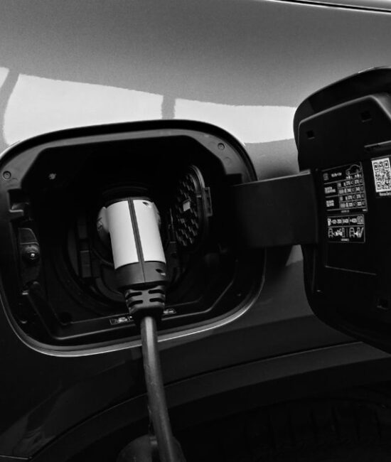 auto elettrica parcheggiate durante la ricarica in Italia