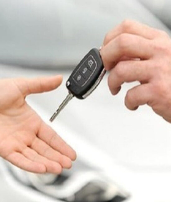 Vendita di auto in concessionaria simbolo della crescita delle immatricolazioni e della transizione verso le auto elettriche in Italia