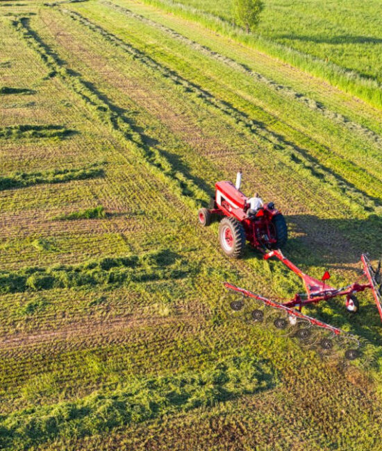Trattore agricolo nei campi con aumento dei costi di gasolio e energia per le imprese agricole italiane