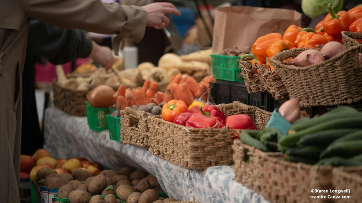 Produttori agricoli vendono frutta e verdura fresca in un mercato contadino frequentato dai consumatori