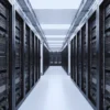 Fila di server in un moderno data center